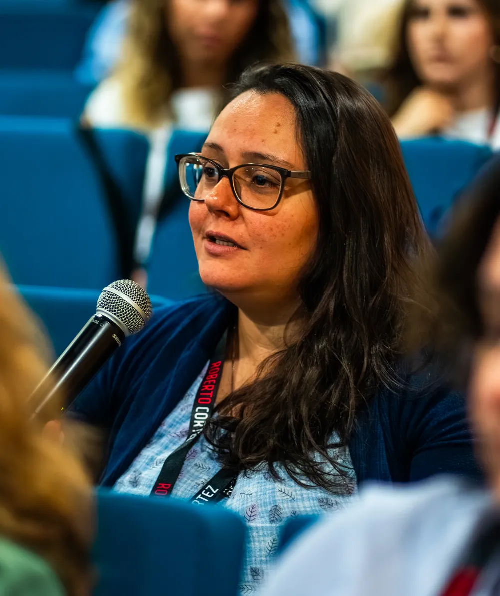 Ana Lopes a falar ao microfone num evento