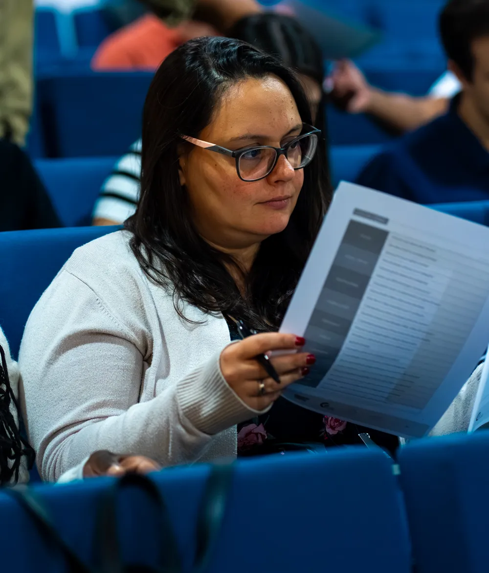 Ana Lopes a ler documentos numa formação