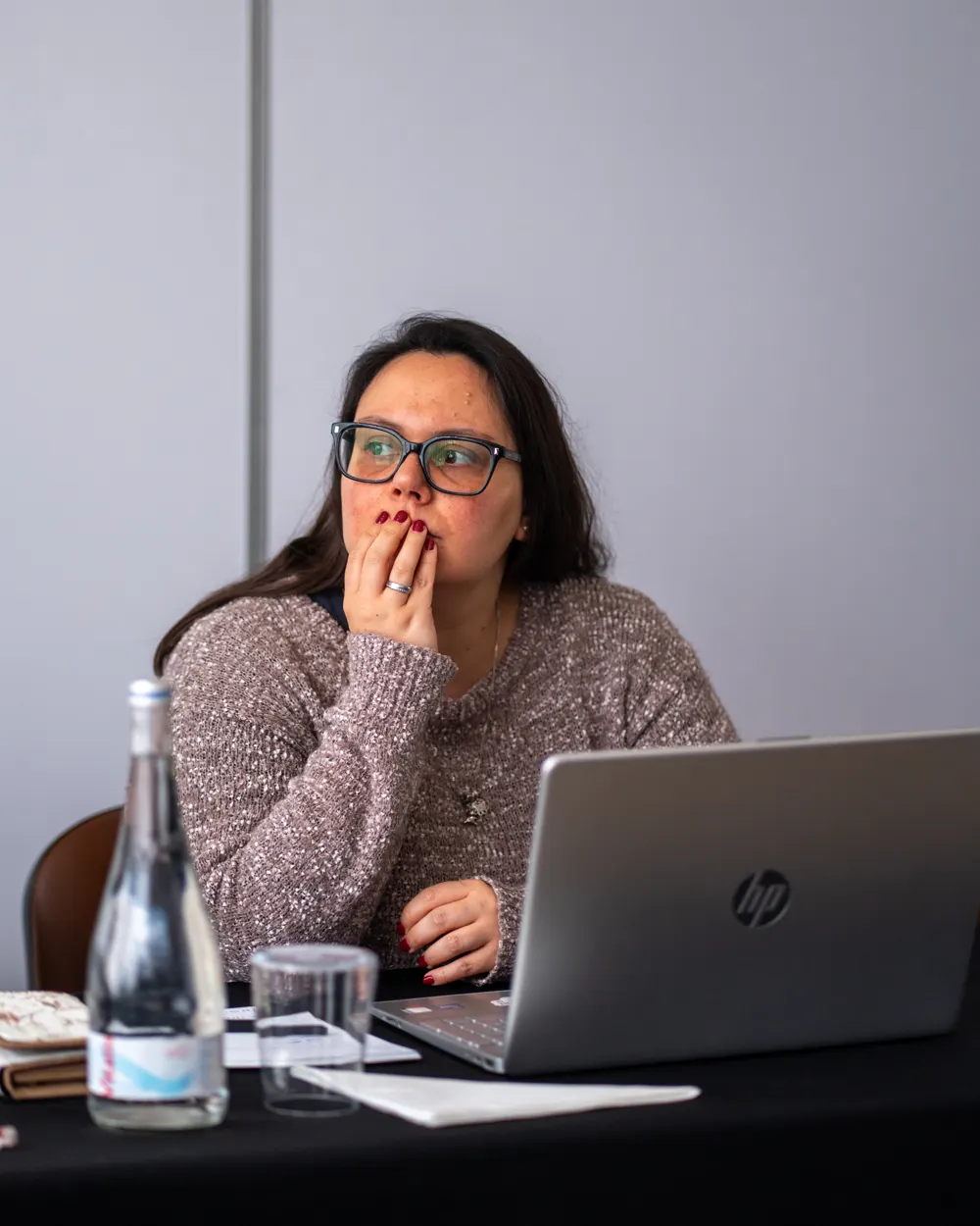 Ana Lopes ao portátil, a pensar